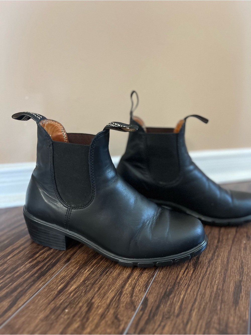 Blundstone Black Leather Chelsea Heeled Boots